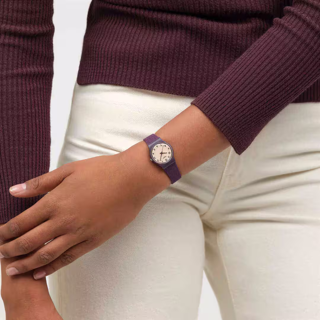 LR138 - woman watch