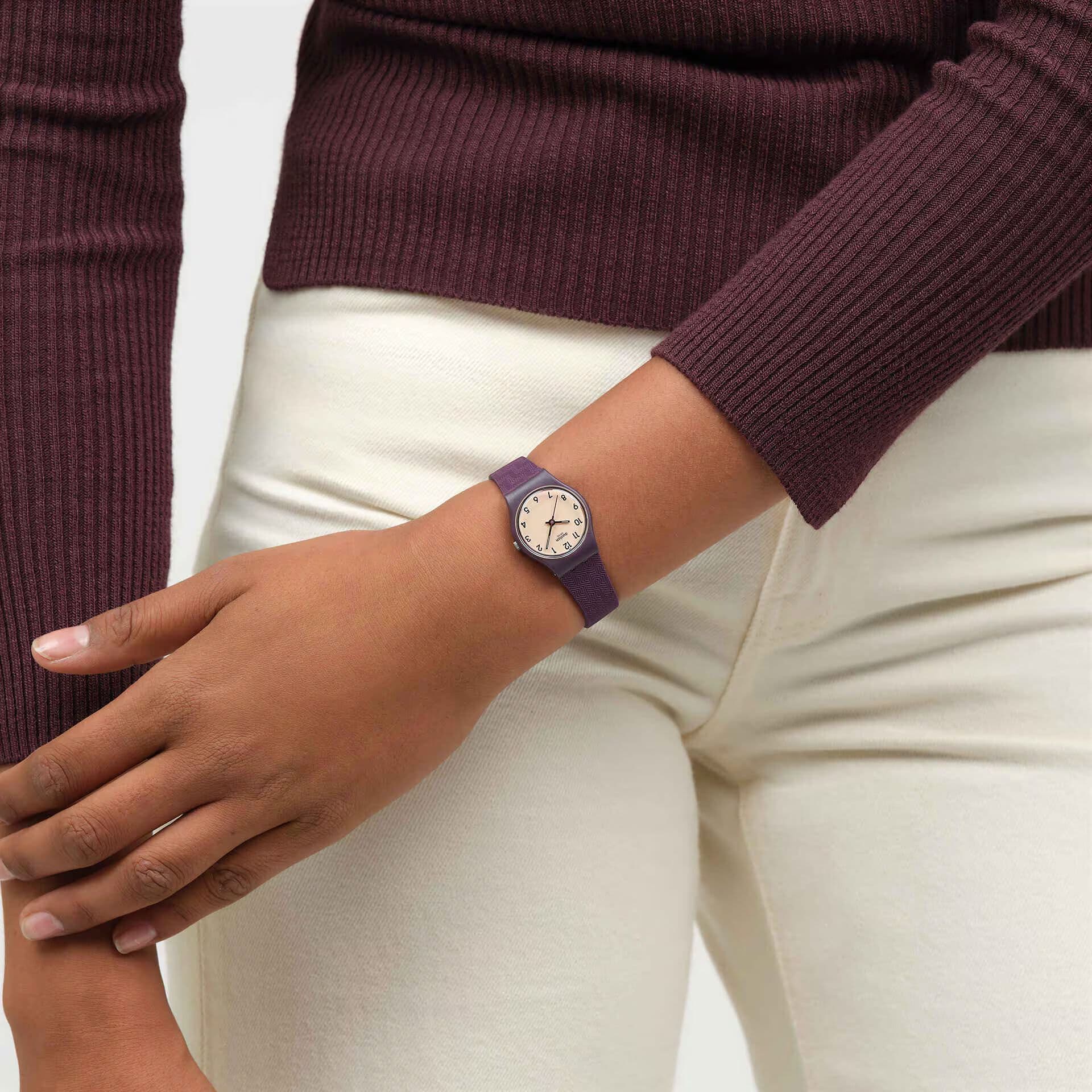 LR138 - woman watch
