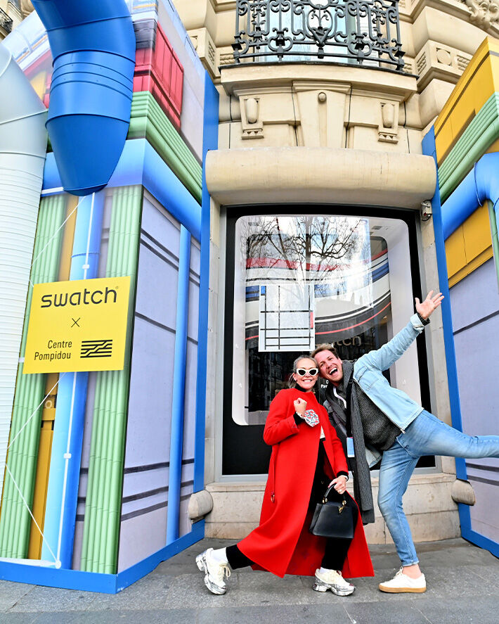 2 club members in front of the Swatch Store in Paris 