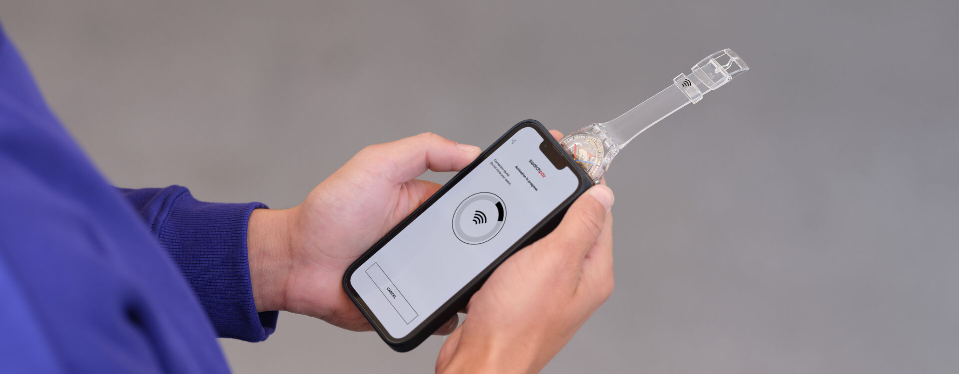 People paying with a Swatch Neon PAY!